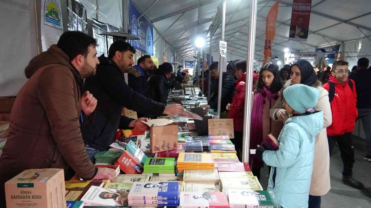 Kitap fuarında Kürtçe kitap standına yoğun ilgi