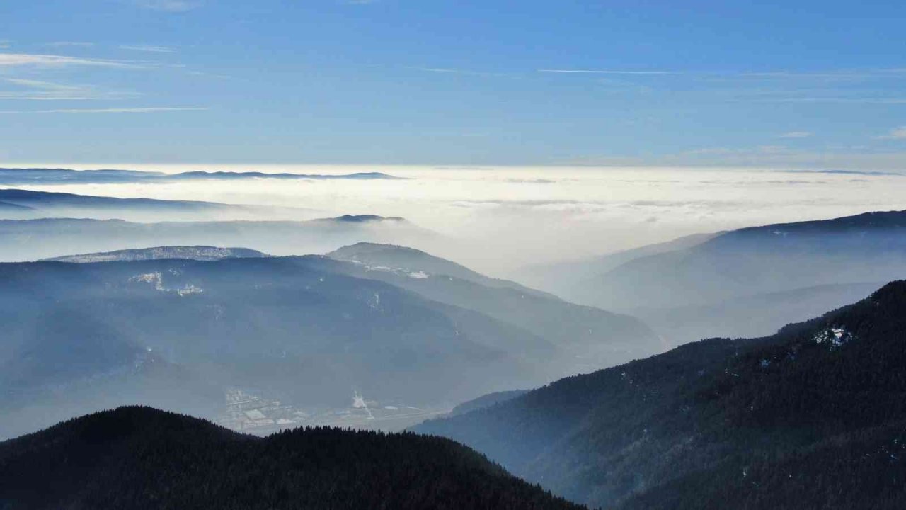 Ilgaz Dağı’nın eteklerinde mest eden sis manzarası havadan görüntülendi