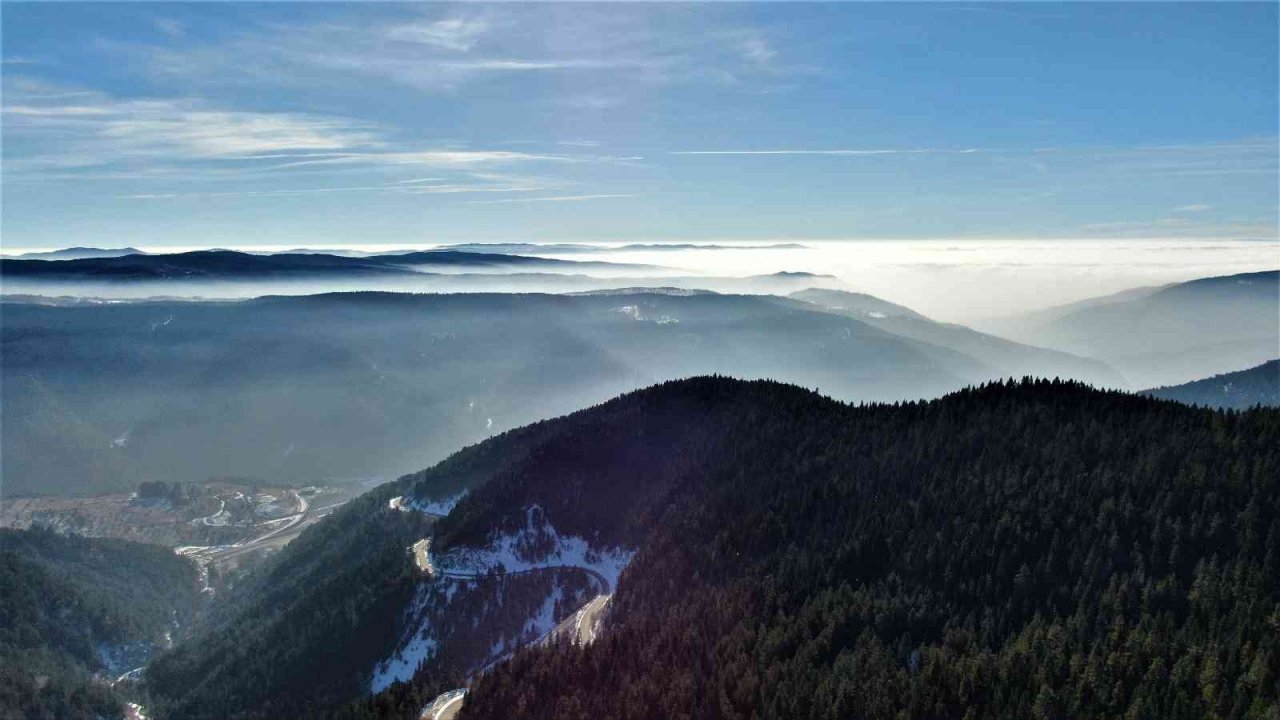 Ilgaz Dağı’nın eteklerinde mest eden sis manzarası havadan görüntülendi