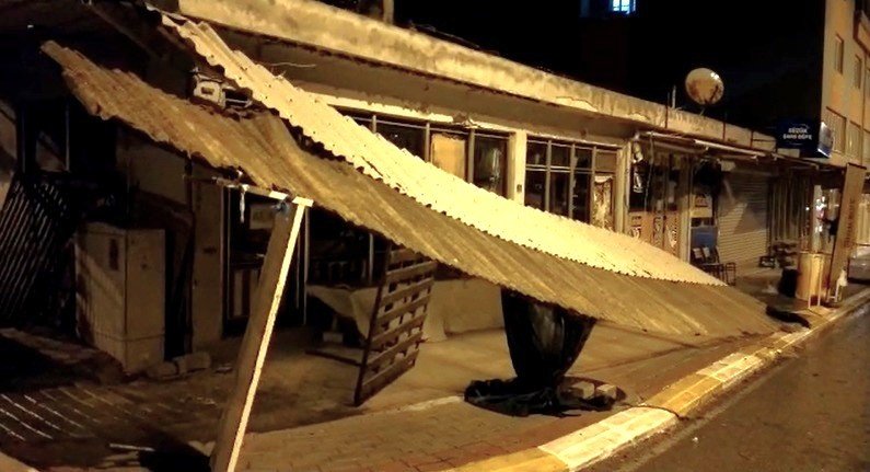 Fırtına ağaçları devirdi, çatıları uçurdu