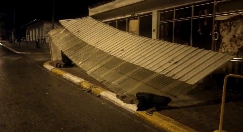 Fırtına ağaçları devirdi, çatıları uçurdu