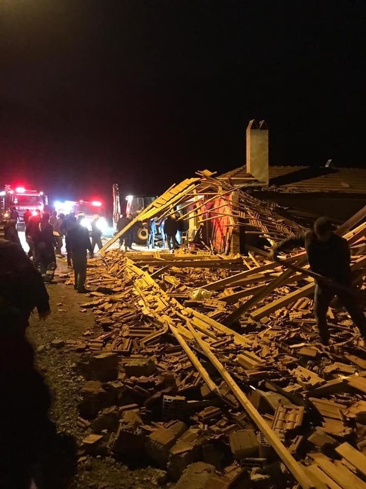 Çatısı çöken ahırda 30’a yakın küçükbaş hayvan telef oldu