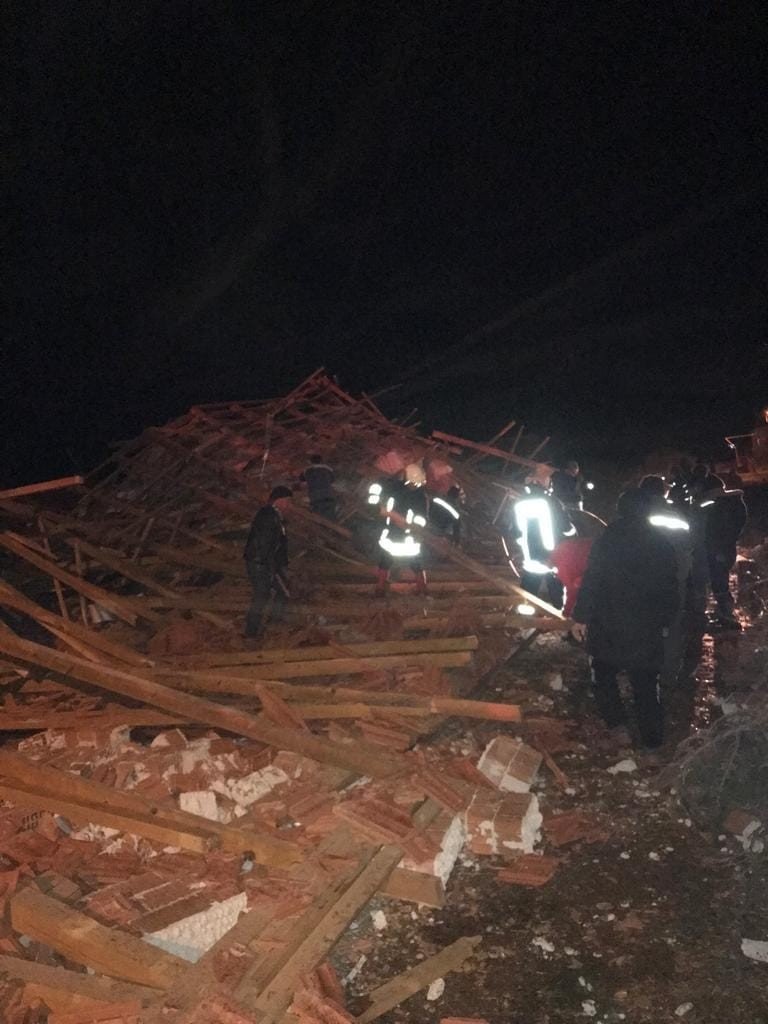 Çatısı çöken ahırda 30’a yakın küçükbaş hayvan telef oldu