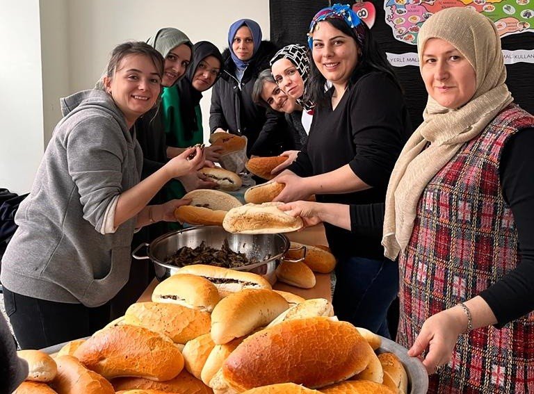 Anneler pişirdi, öğrenciler hamsi şenliği yaptı