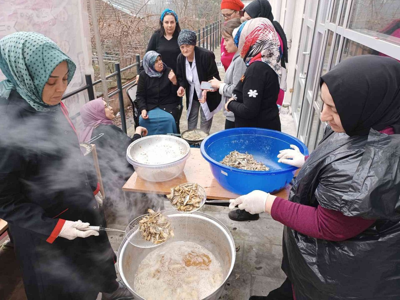 Anneler pişirdi, öğrenciler hamsi şenliği yaptı