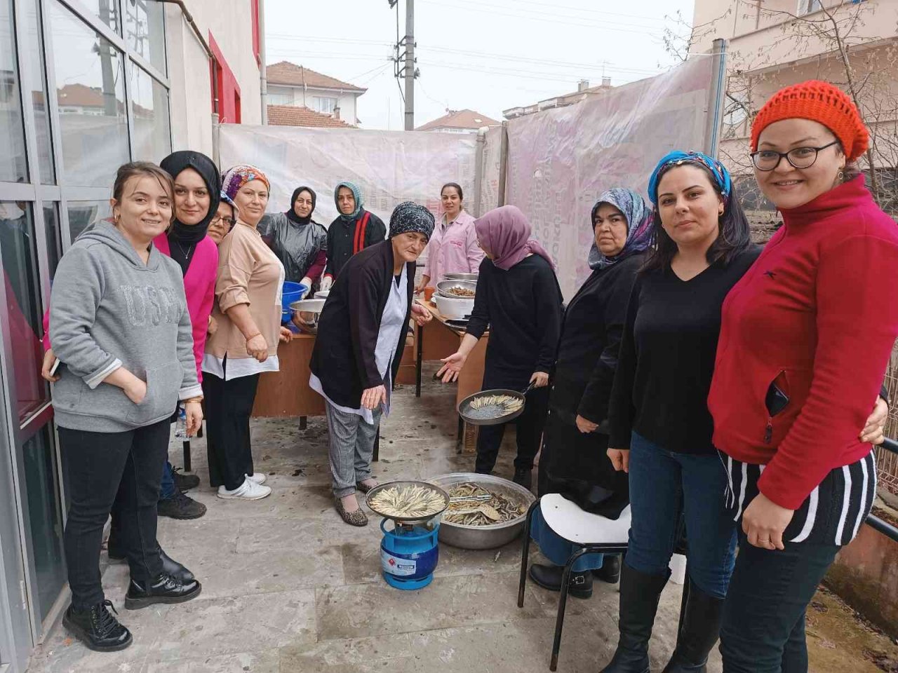 Anneler pişirdi, öğrenciler hamsi şenliği yaptı