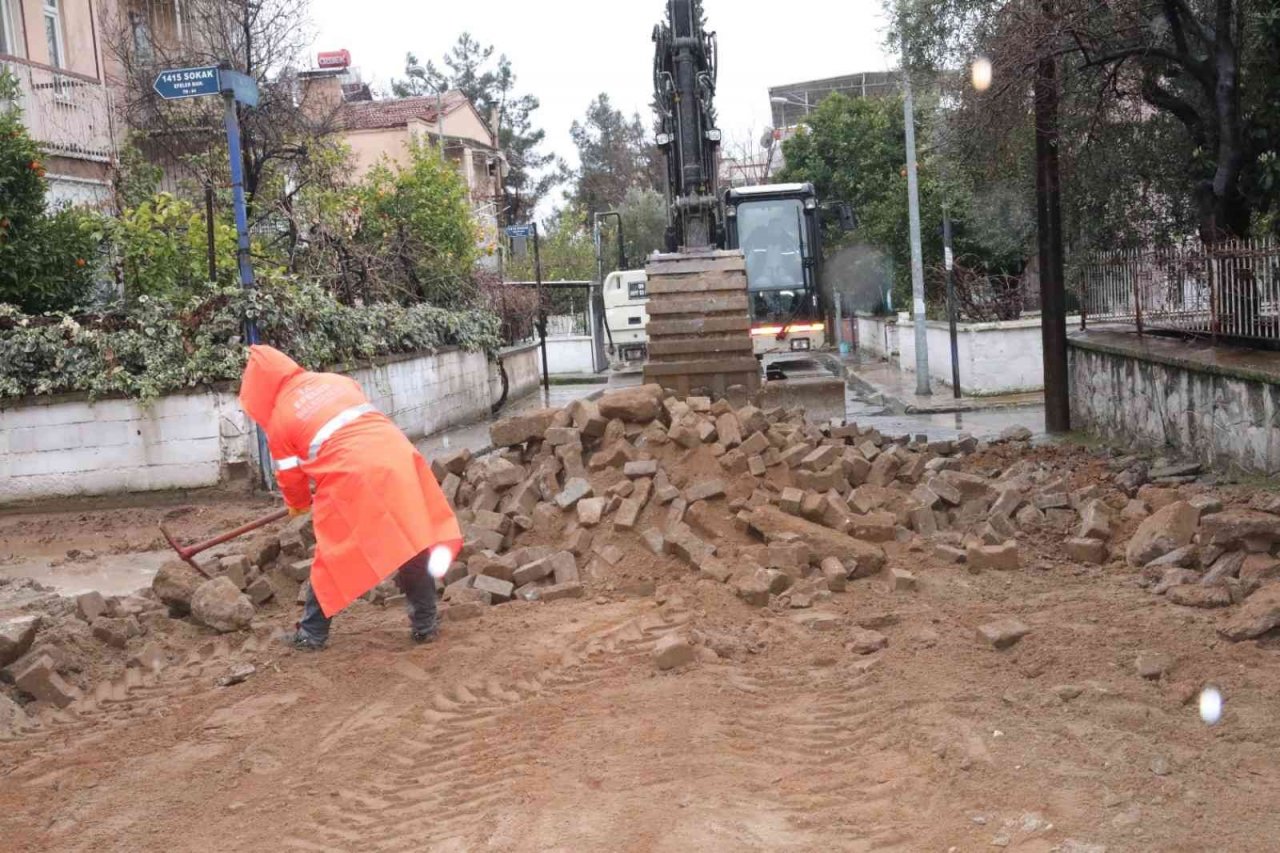 Efeler yoğun yağışta da çalışmalarını sürdürüyor