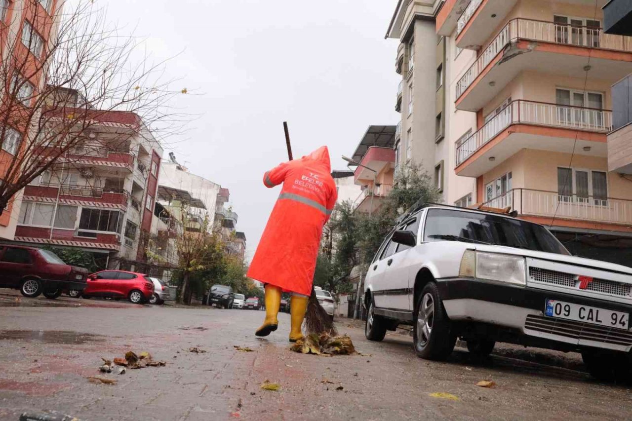 Efeler yoğun yağışta da çalışmalarını sürdürüyor