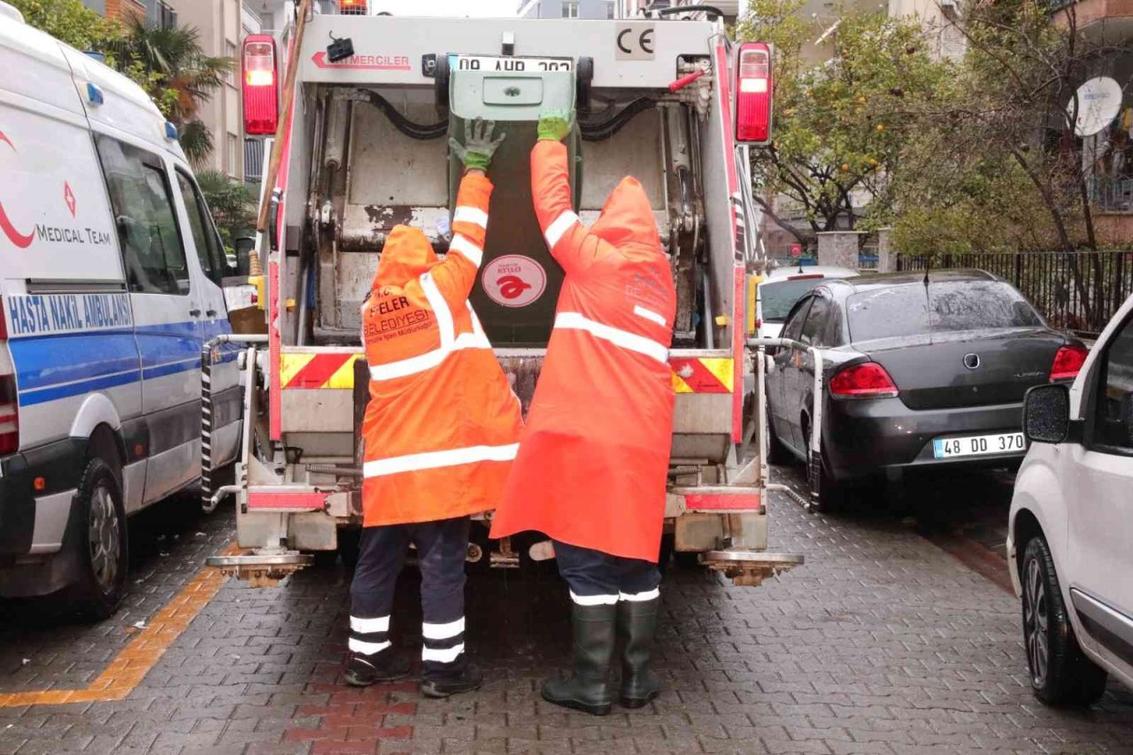 Efeler yoğun yağışta da çalışmalarını sürdürüyor