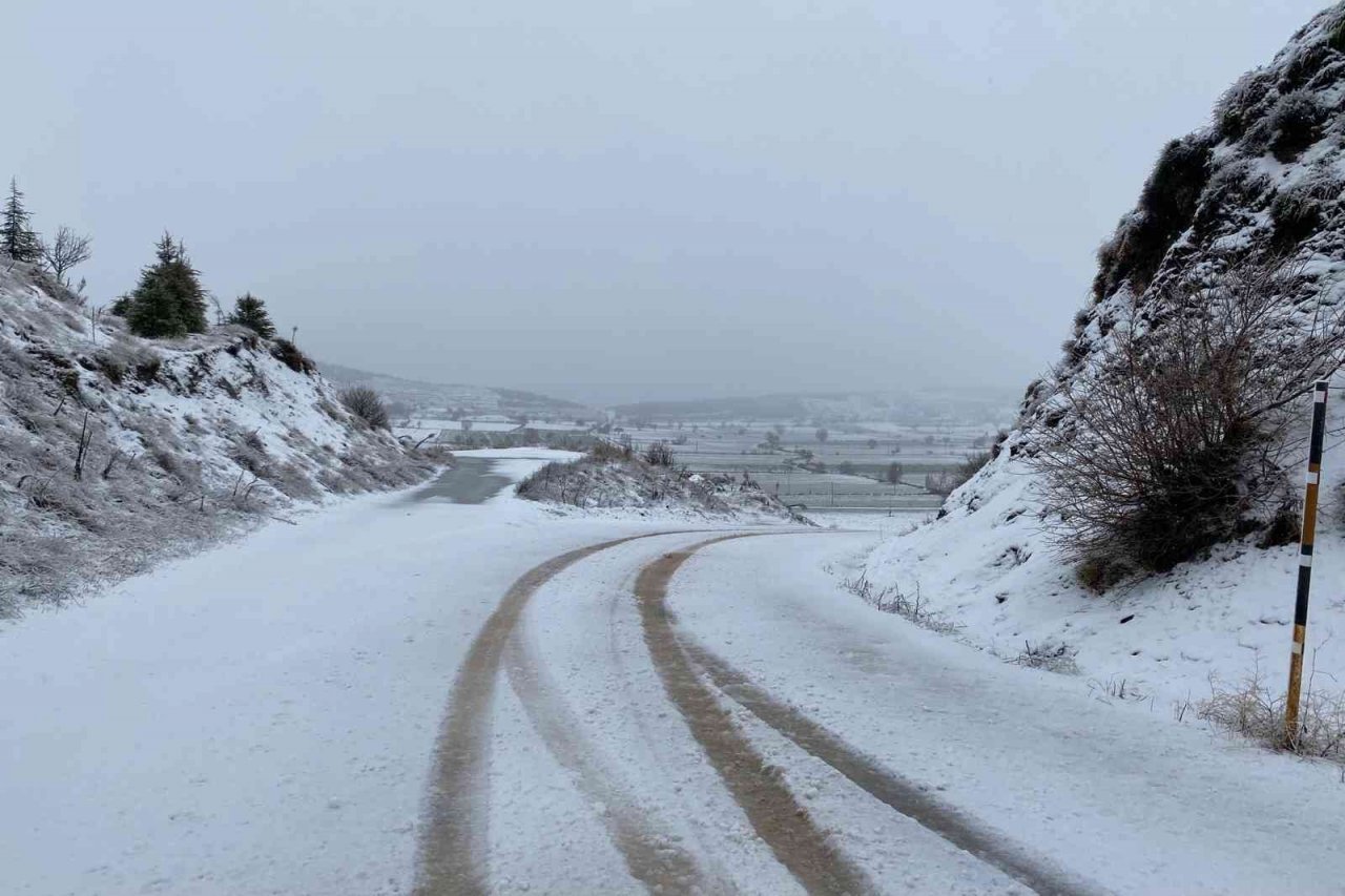 İzmir Bozdağ’a mevsimin ilk karı düştü
