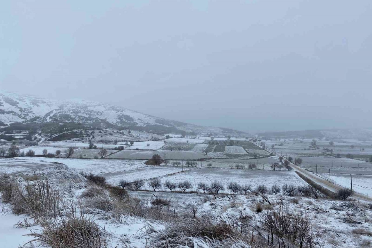 İzmir Bozdağ’a mevsimin ilk karı düştü