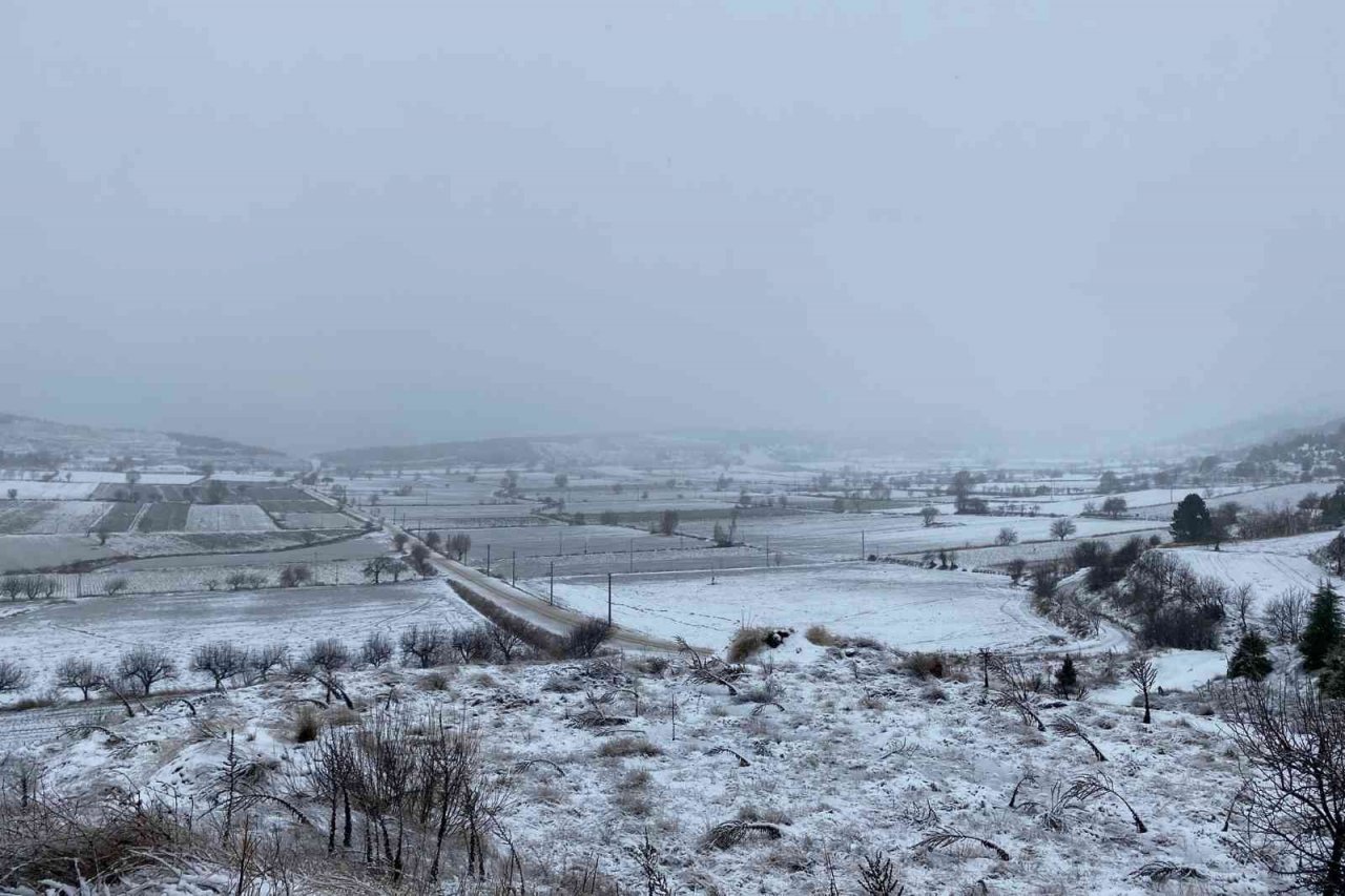 İzmir Bozdağ’a mevsimin ilk karı düştü