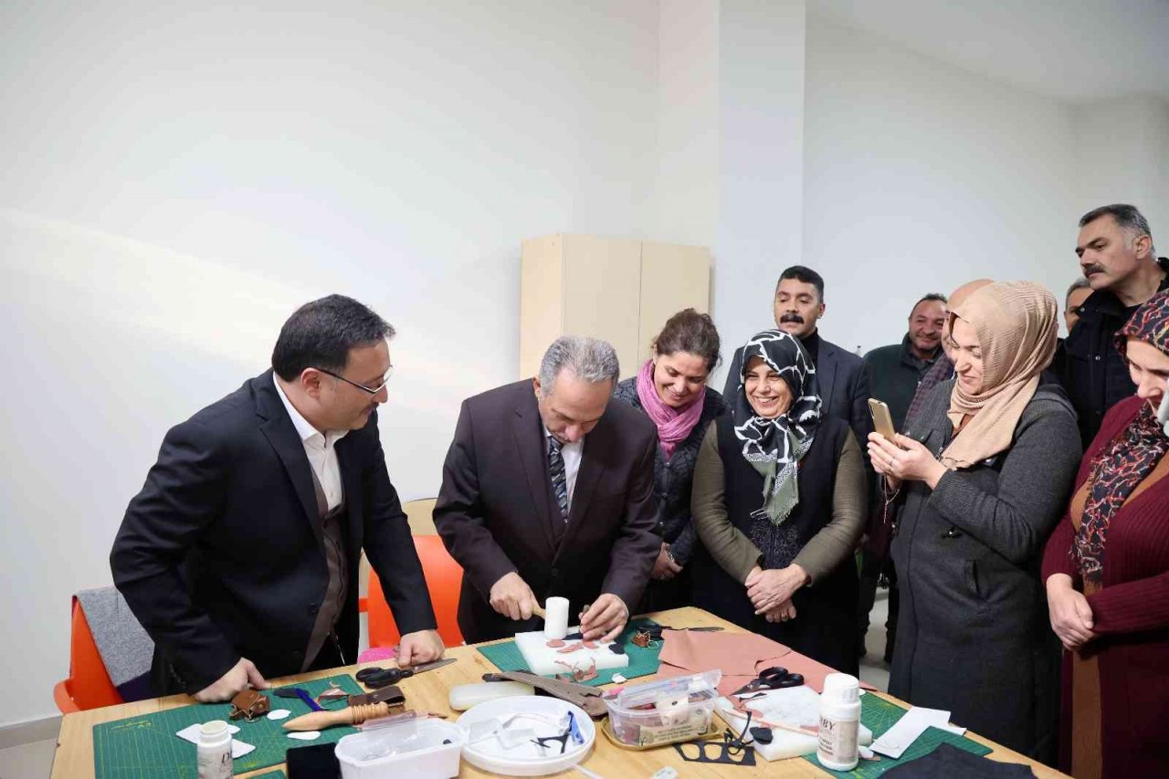 Vali Çiçek ve Başkan Yalçın deri tezgahında