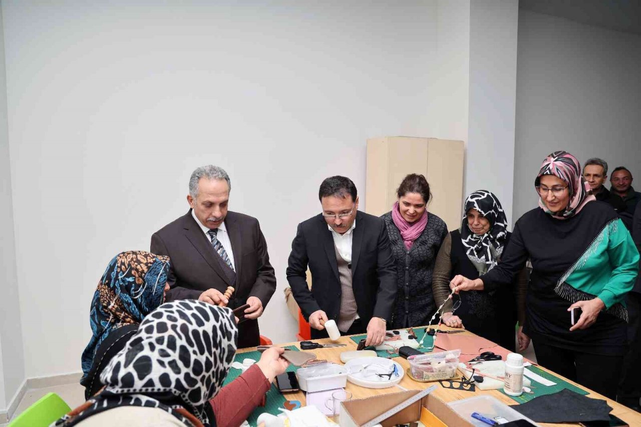 Vali Çiçek ve Başkan Yalçın deri tezgahında