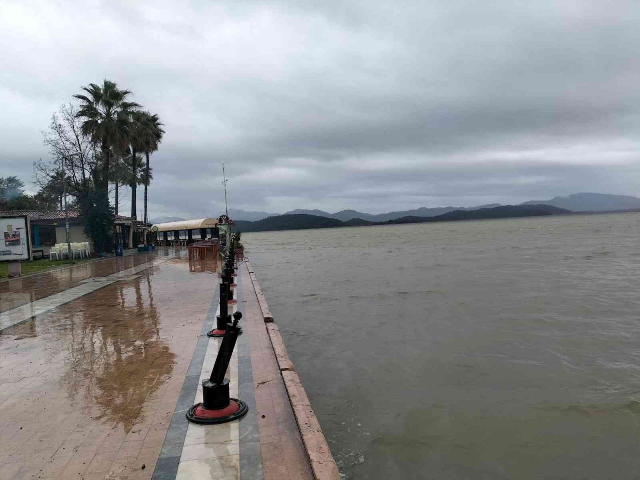 Köyceğiz beklediği yağmura kavuştu