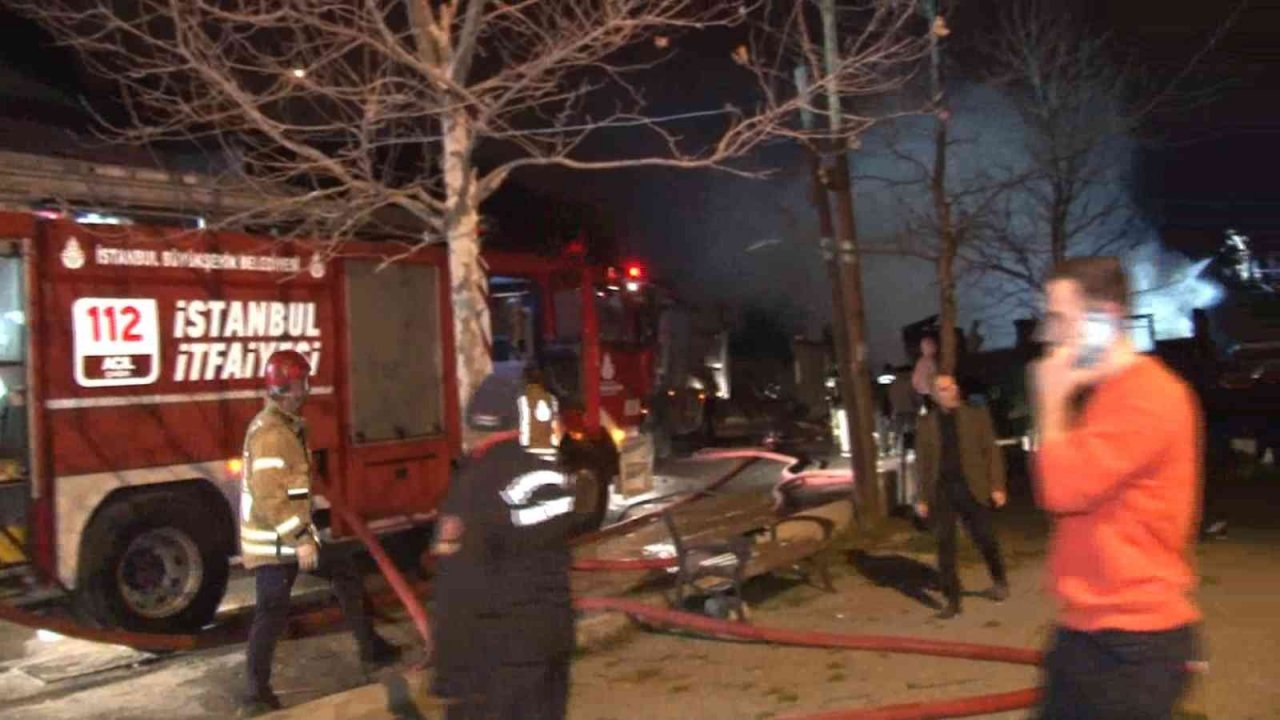 Maltepe’de gecekondu yangını: Alevler geceyi aydınlattı