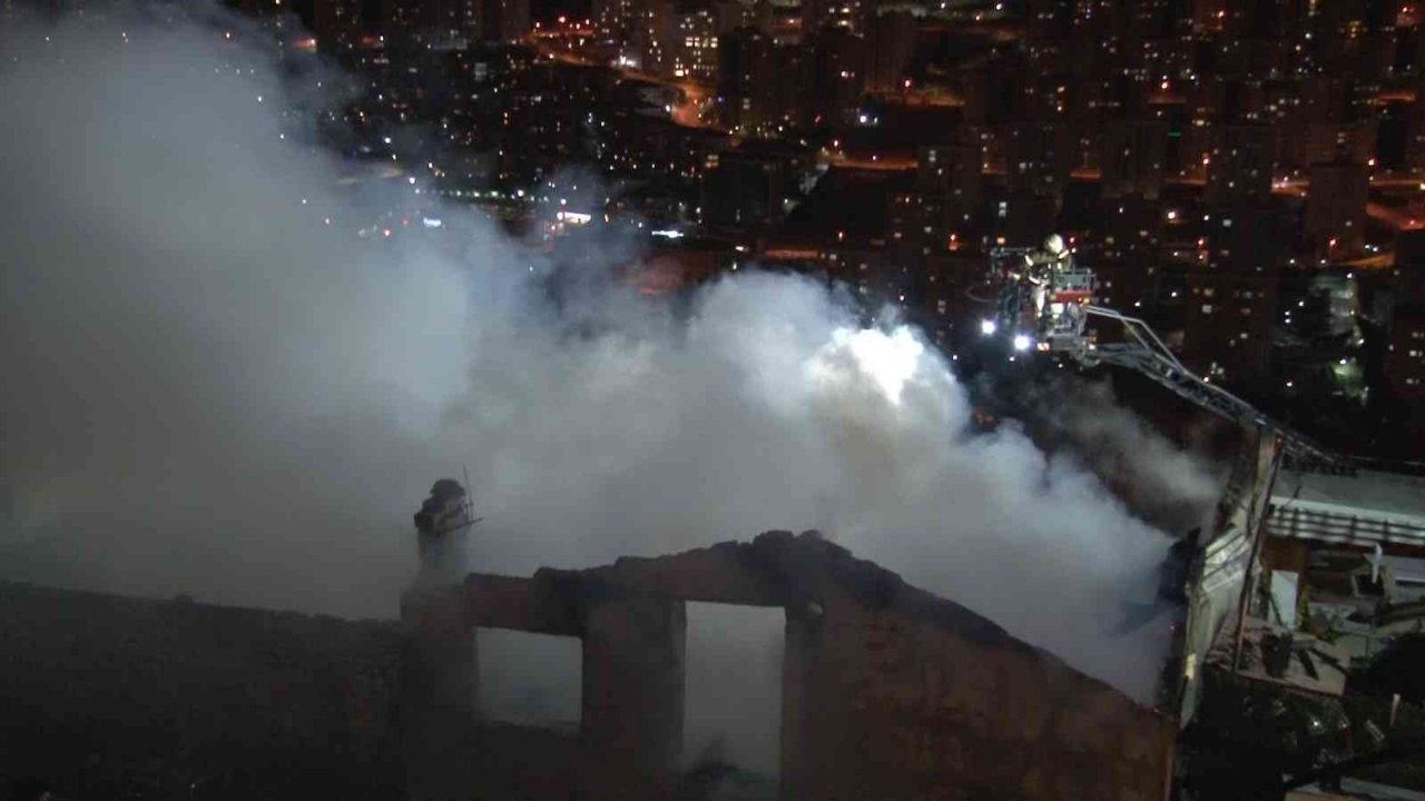 Maltepe’de gecekondu yangını: Alevler geceyi aydınlattı