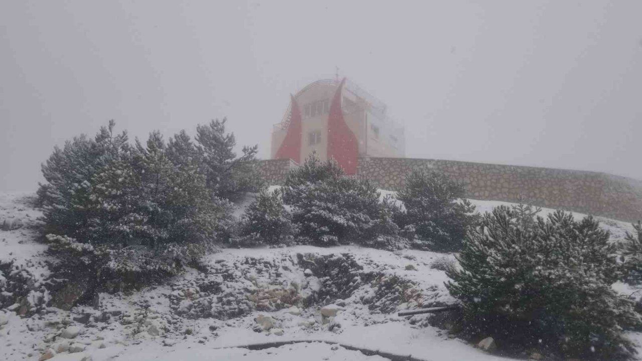 Spil Dağı Milli Parkı’na yılın ilk karı düştü