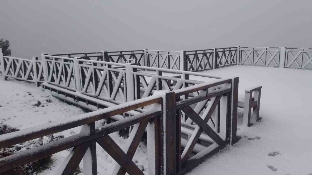 Spil Dağı Milli Parkı’na yılın ilk karı düştü