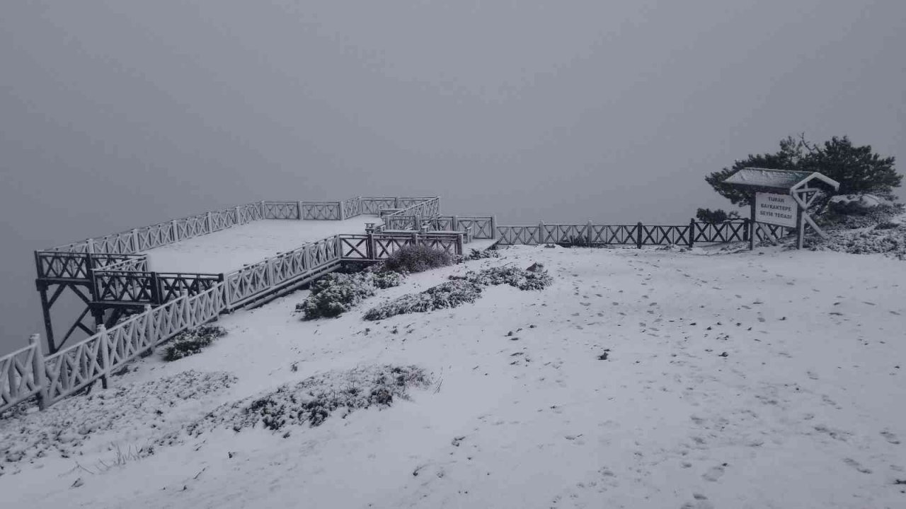 Spil Dağı Milli Parkı’na yılın ilk karı düştü