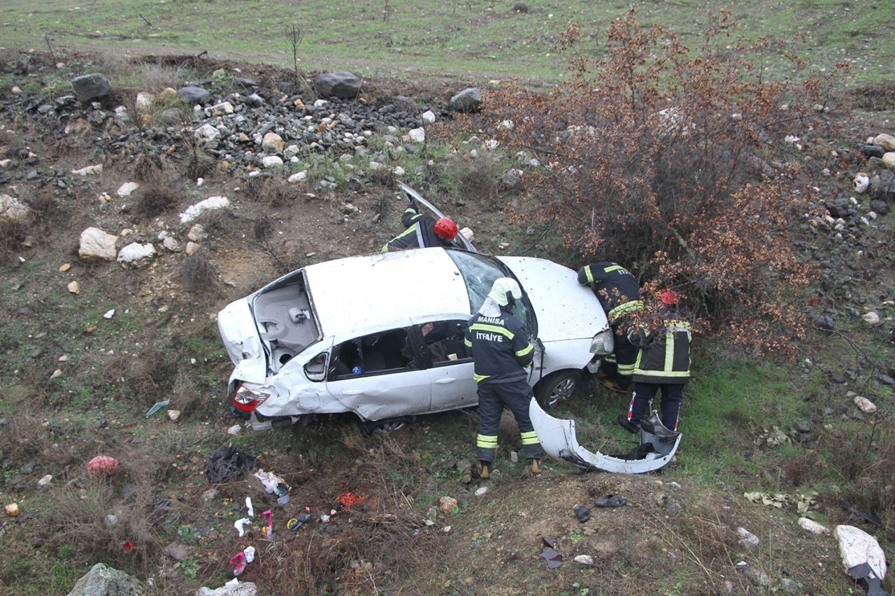 Kontrolden çıkan otomobil şarampole devrildi