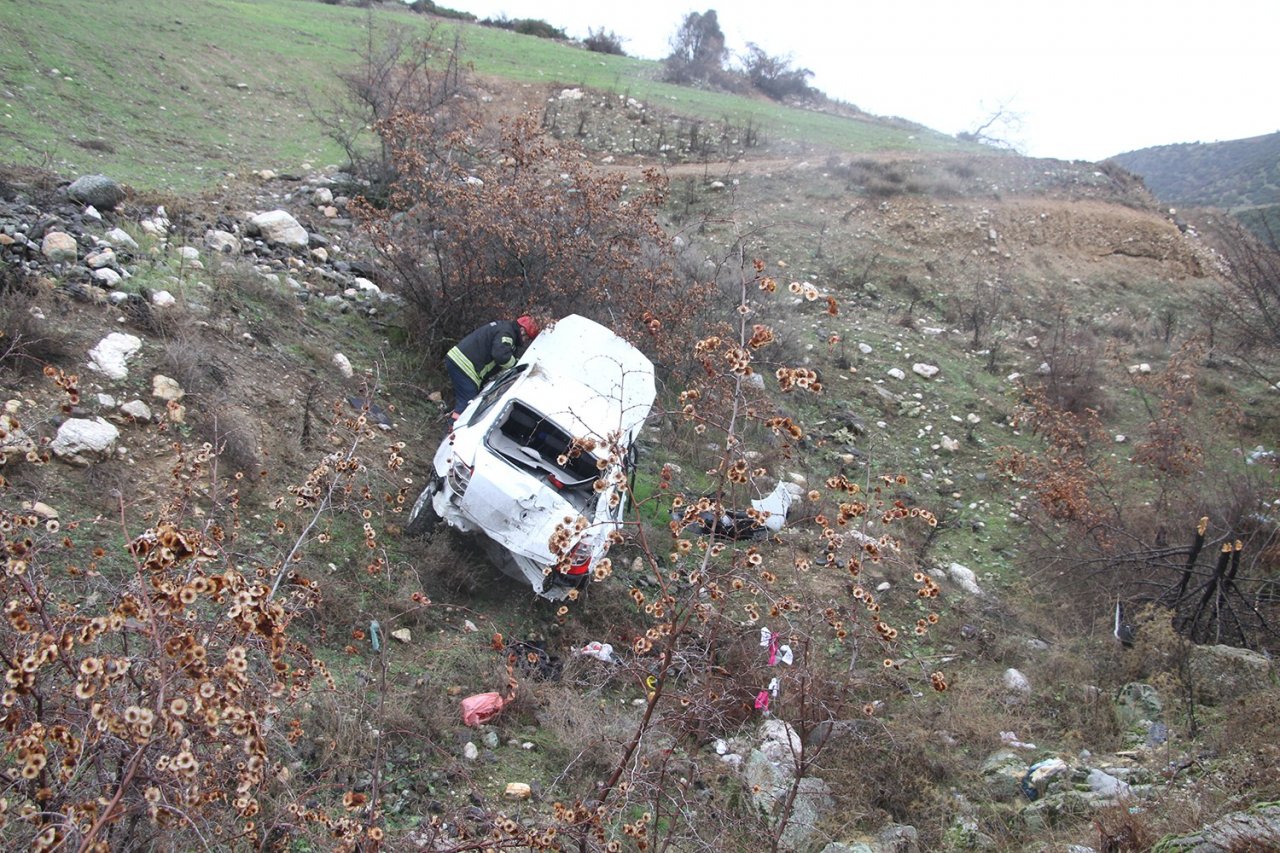 Kontrolden çıkan otomobil şarampole devrildi