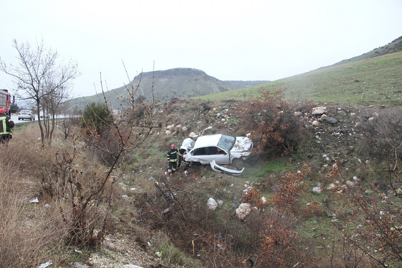 Kontrolden çıkan otomobil şarampole devrildi