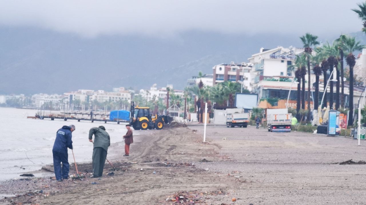Marmaris’te denizin rengi kahverengiye döndü
