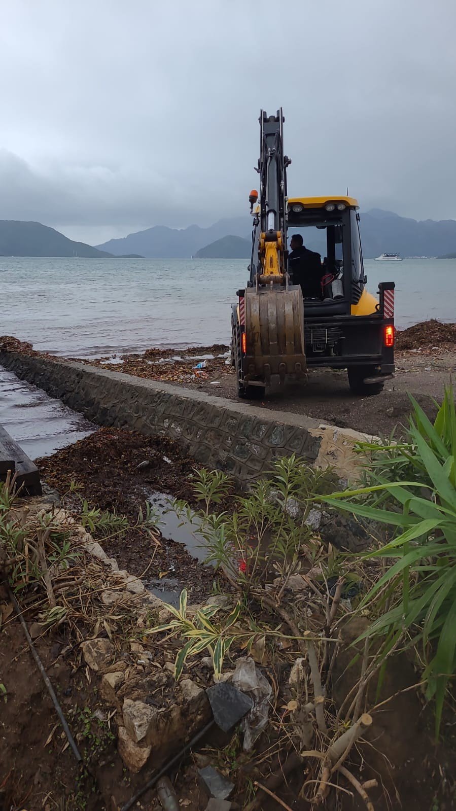 Marmaris’te belediye ekipleri yağmur nöbetinde