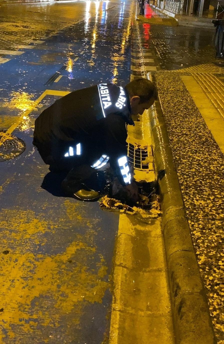 Marmaris’te belediye ekipleri yağmur nöbetinde