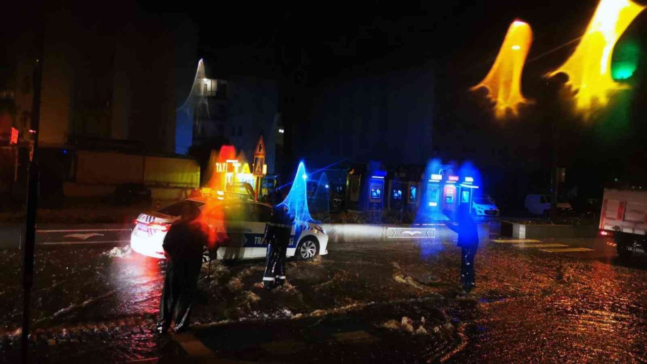 Marmaris’te sağanak yağış etkili oluyor