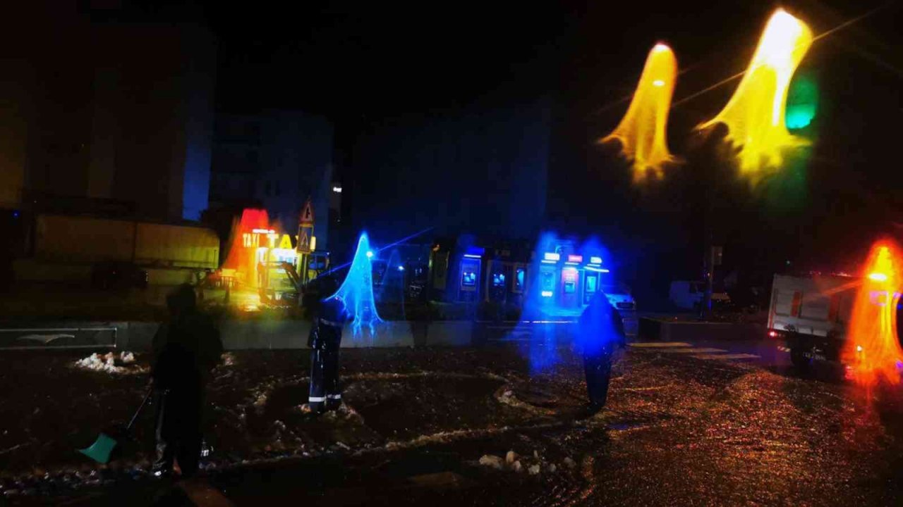 Marmaris’te sağanak yağış etkili oluyor