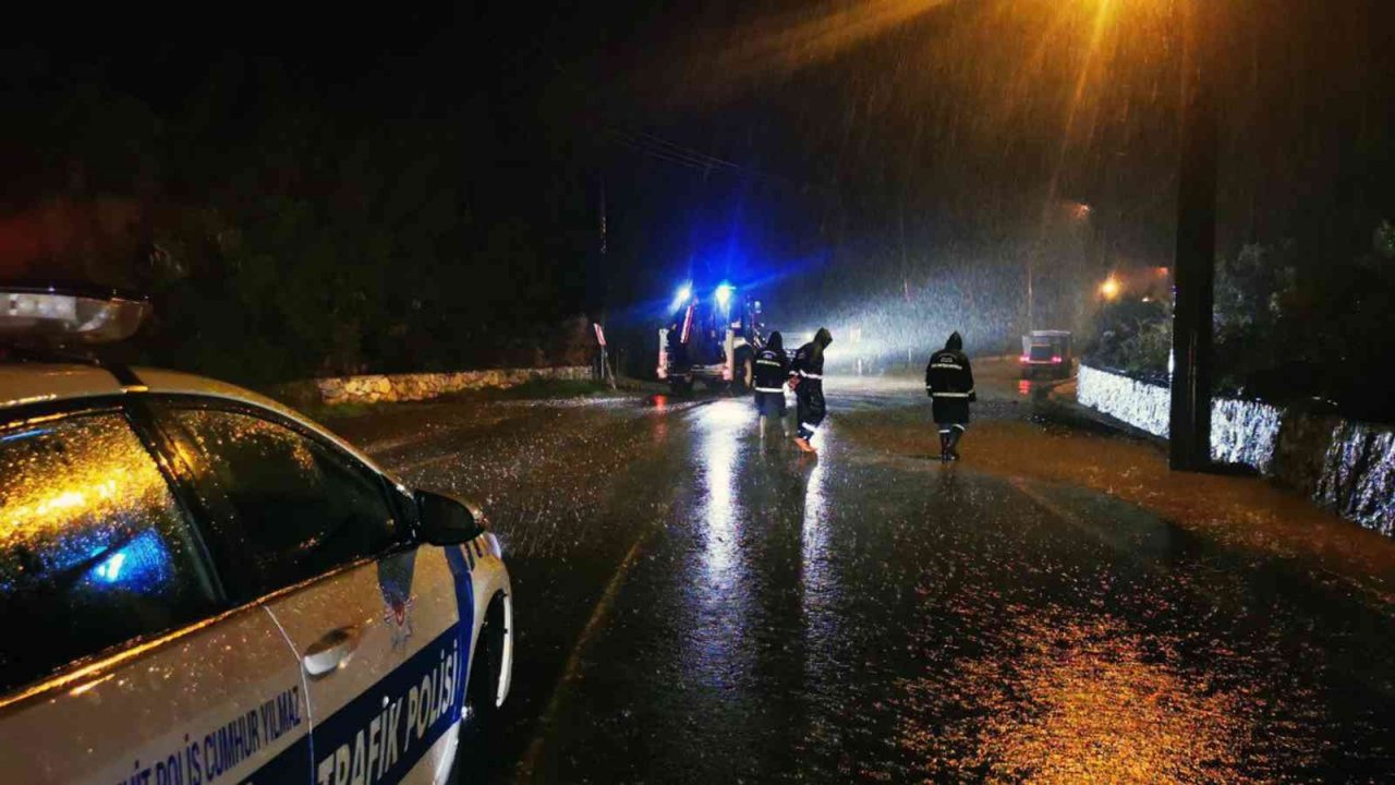 Marmaris’te sağanak yağış etkili oluyor