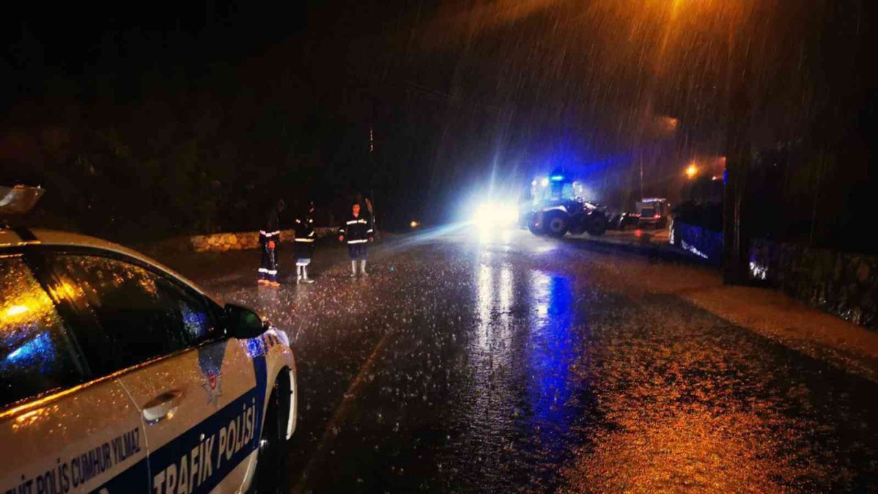 Marmaris’te sağanak yağış etkili oluyor