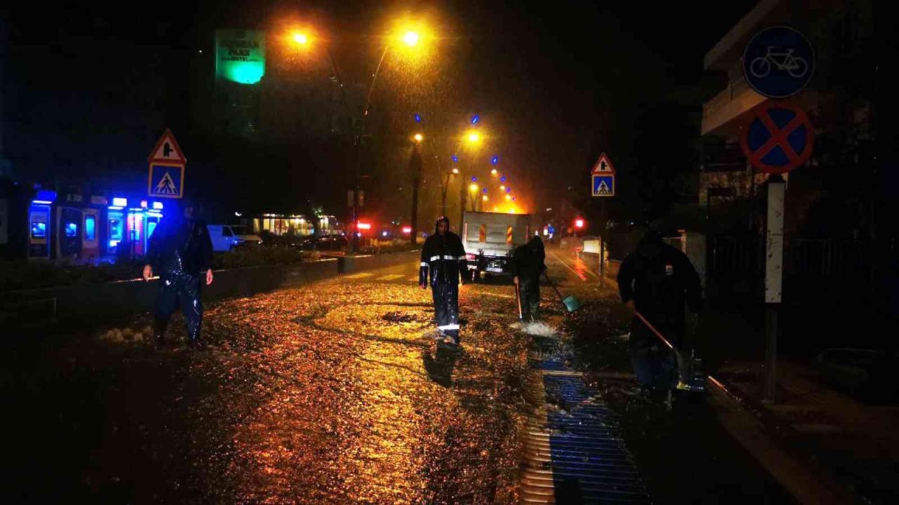 Marmaris’te sağanak yağış etkili oluyor