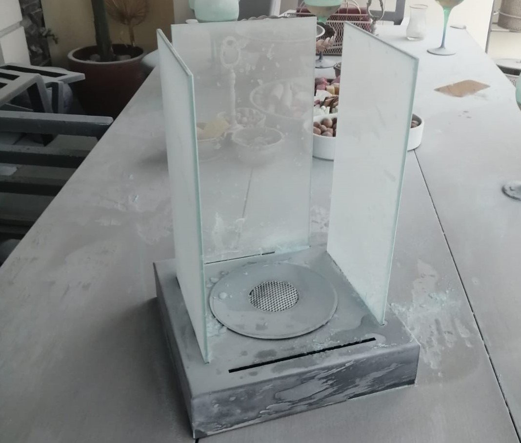 Masa üstü şöminesi patladı 4 kişi yaralandı