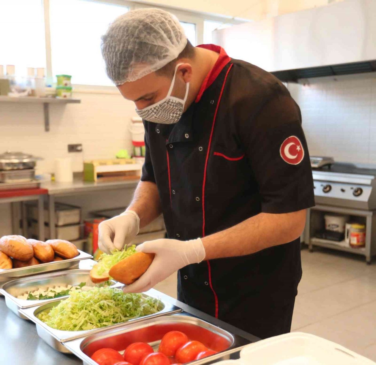 Yüzlerce öğrenciye beslenme desteği hayata geçirildi