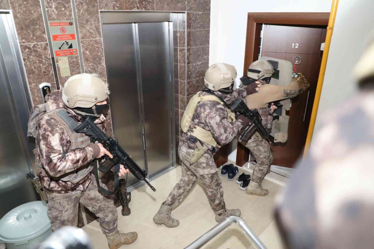 Mersin’de FETÖ operasyonu: 14 gözaltı