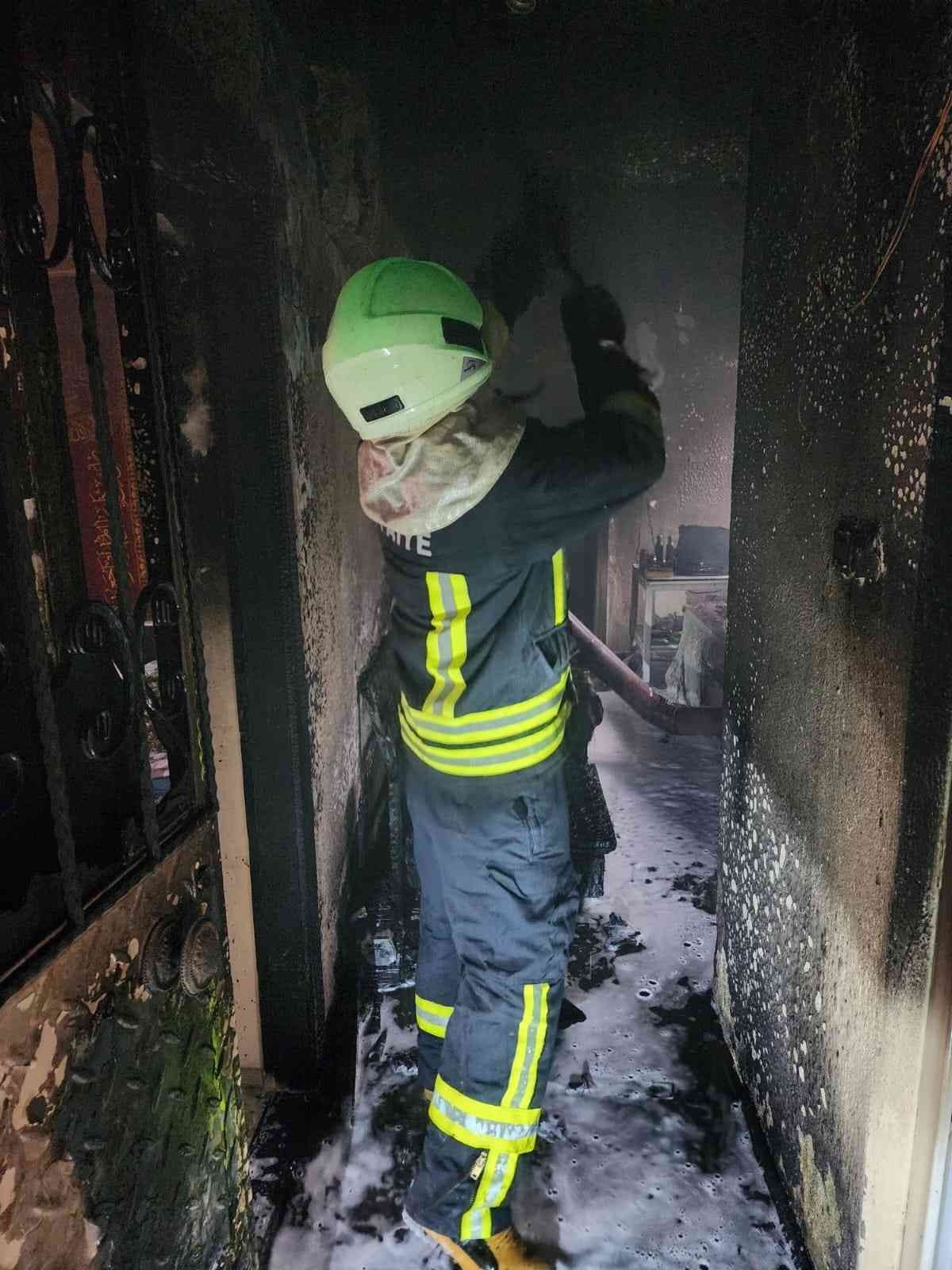 Sobadan çıkan yangında ev kullanılamaz hale geldi