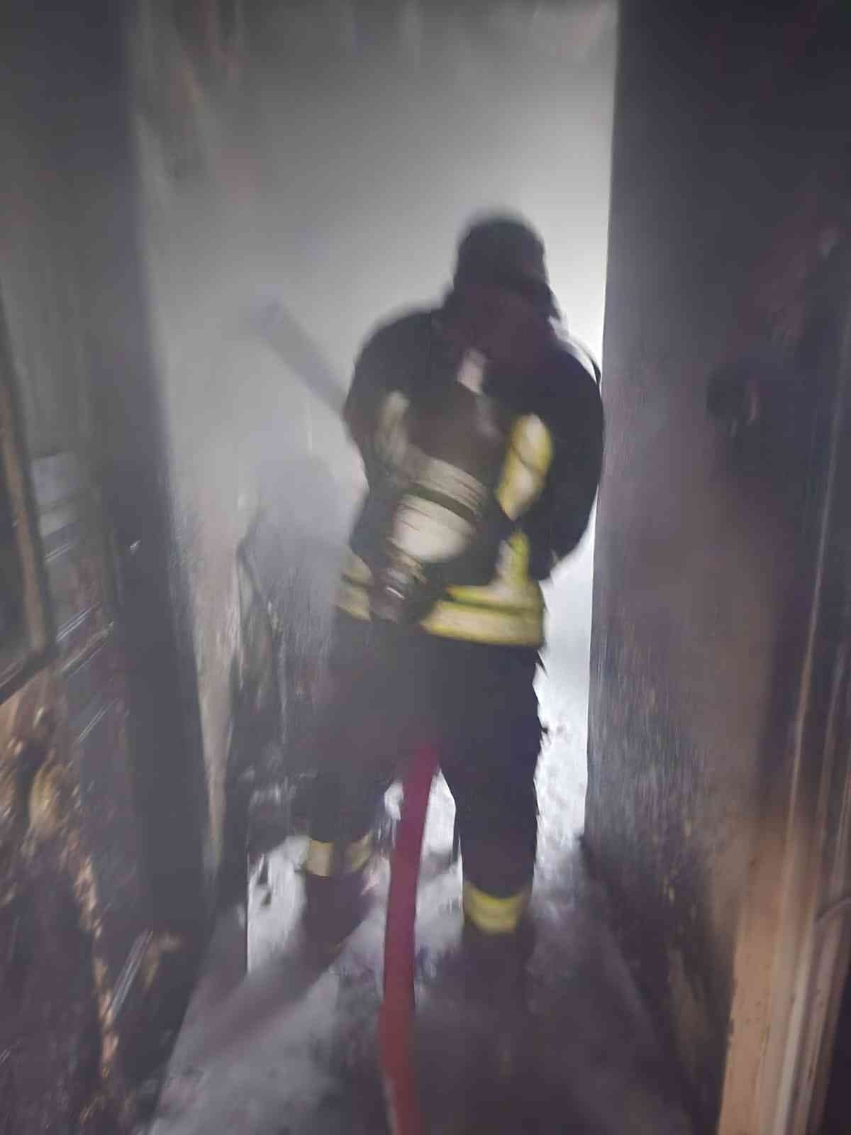 Sobadan çıkan yangında ev kullanılamaz hale geldi