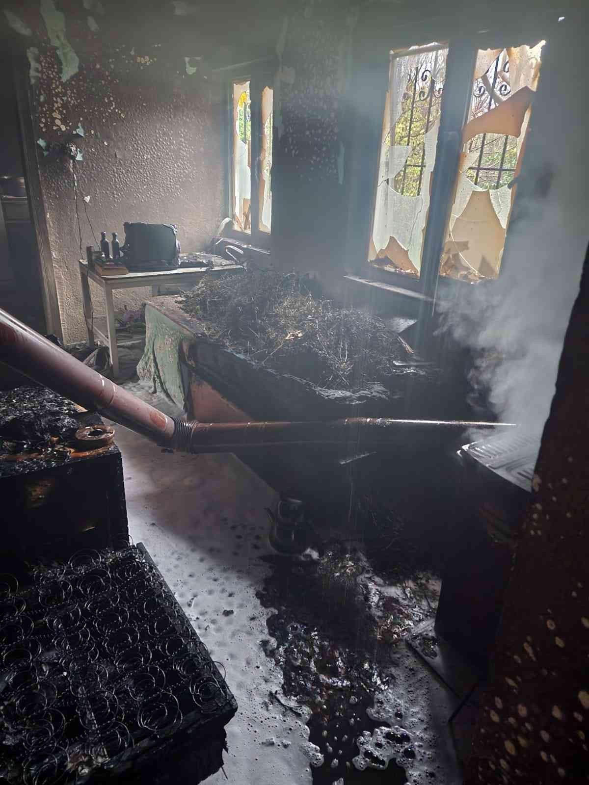 Sobadan çıkan yangında ev kullanılamaz hale geldi