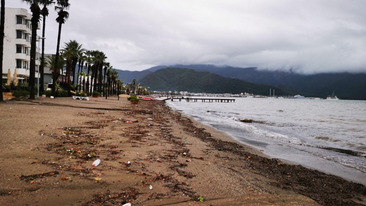 Marmaris’te denizin rengi kahverengiye döndü
