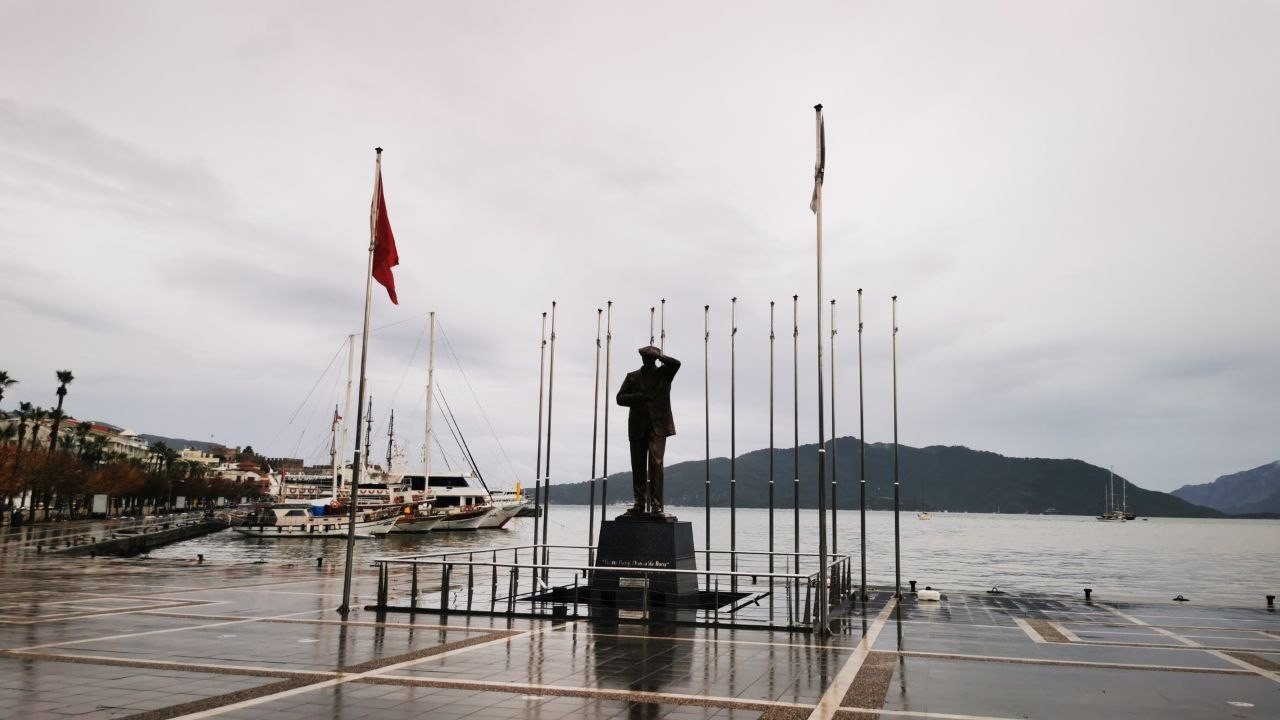 Marmaris’te denizin rengi kahverengiye döndü