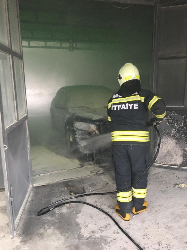 Muğla’da araçta çıkan yangın korkuttu