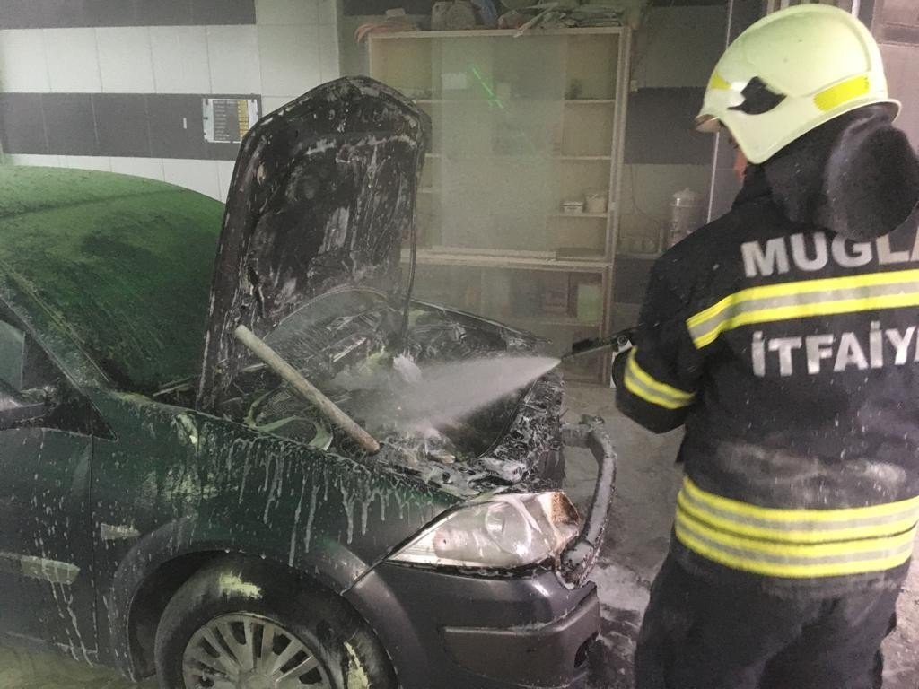 Muğla’da araçta çıkan yangın korkuttu
