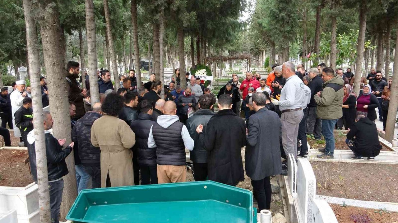 Ünlü müzisyen Hakan Yelbiz memleketi Mersin’de toprağa verildi