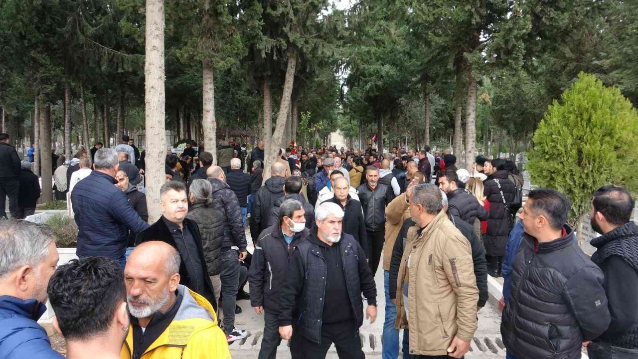 Ünlü müzisyen Hakan Yelbiz memleketi Mersin’de toprağa verildi