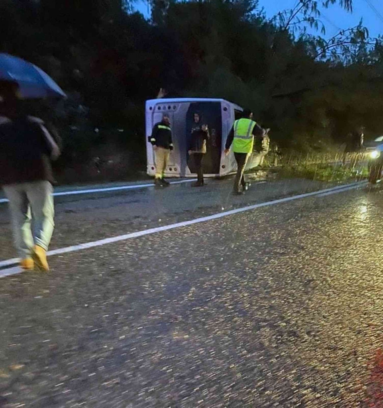 Servis aracı kaza yaptı: 7 yaralı