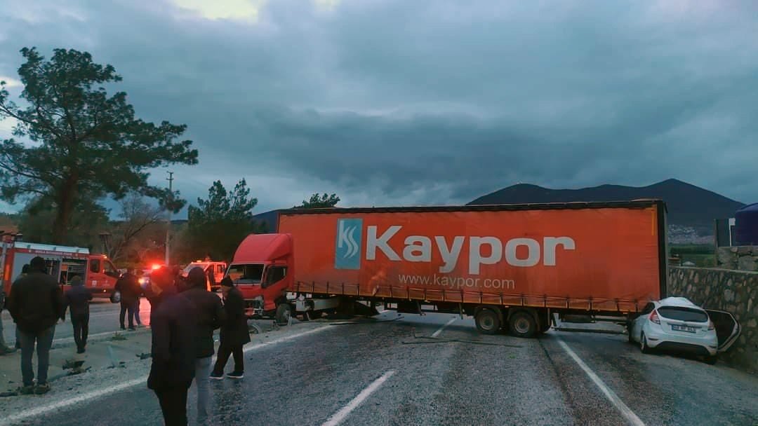 Tır ile otomobil çarpıştı: 2 yaralı