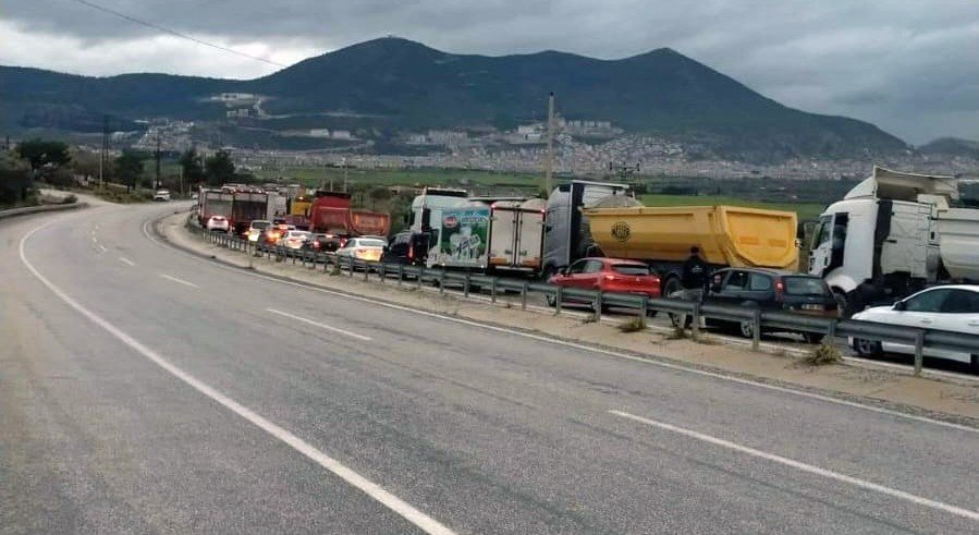 Tır ile otomobil çarpıştı: 2 yaralı